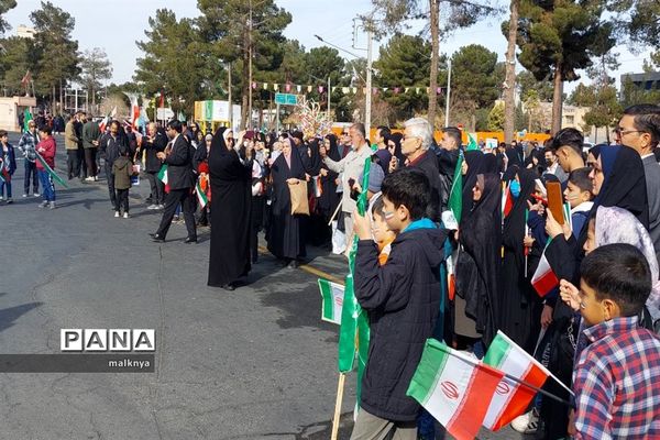 برپایی غرفه سازمان دانش‌آموزی خراسان جنوبی در راهپیمایی 22 بهمن