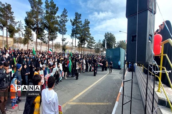 برپایی غرفه سازمان دانش‌آموزی خراسان جنوبی در راهپیمایی 22 بهمن