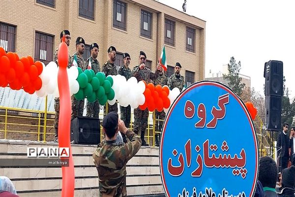 برپایی غرفه سازمان دانش‌آموزی خراسان جنوبی در راهپیمایی 22 بهمن