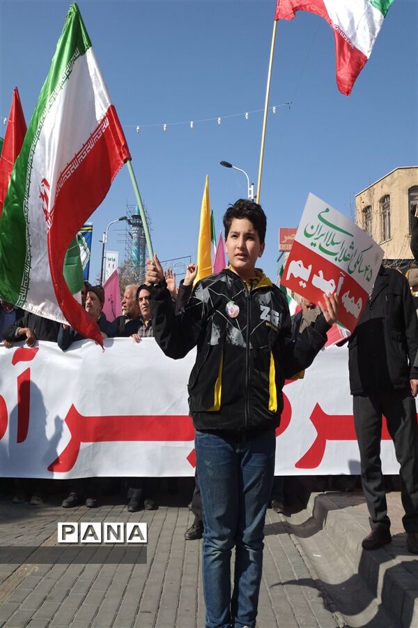 حماسه‌آفرینی کودکان و نوجوانان زنجانی در راهپیمایی ۲۲بهمن