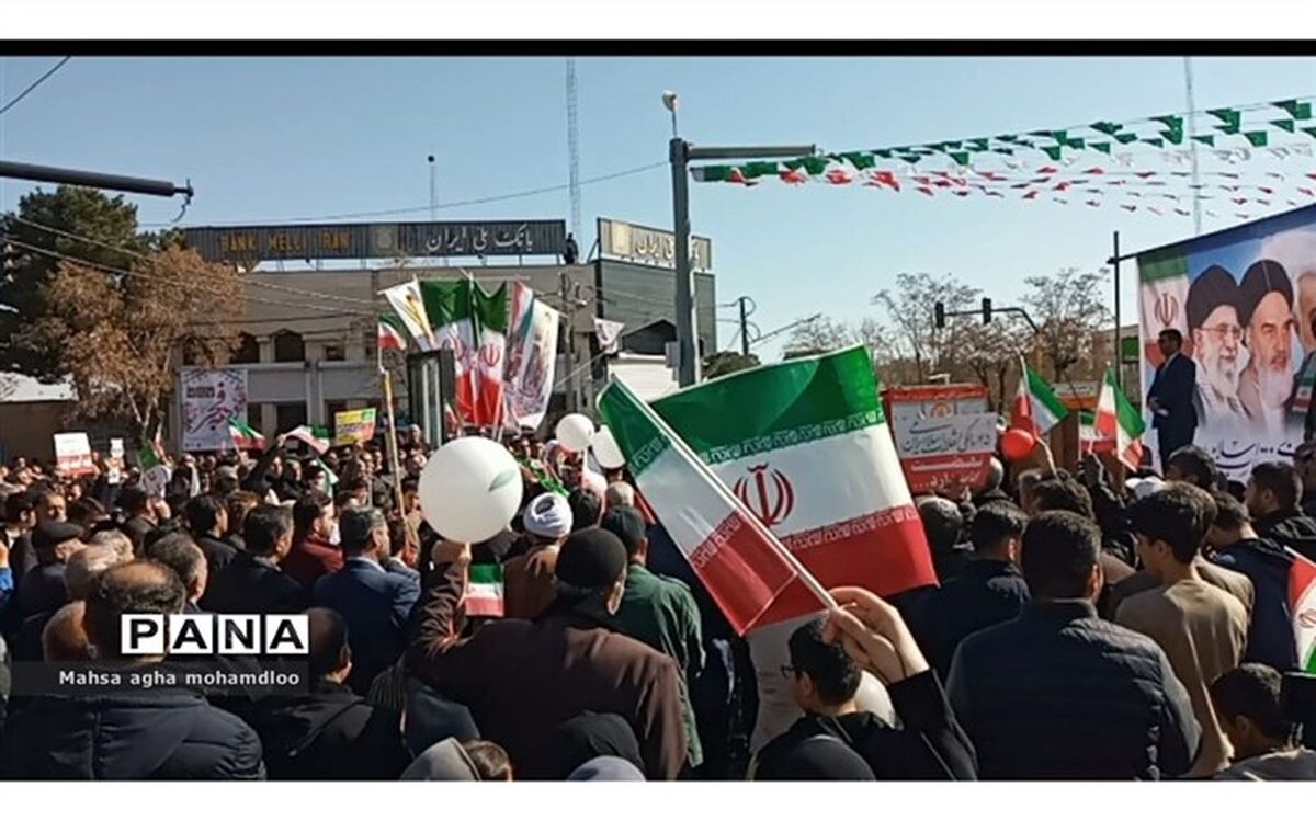 خیابان‌های بویین زهرا تحمل سیل جمعیت در راهپیمایی ۲۲ بهمن را نداشت‌/ فیلم