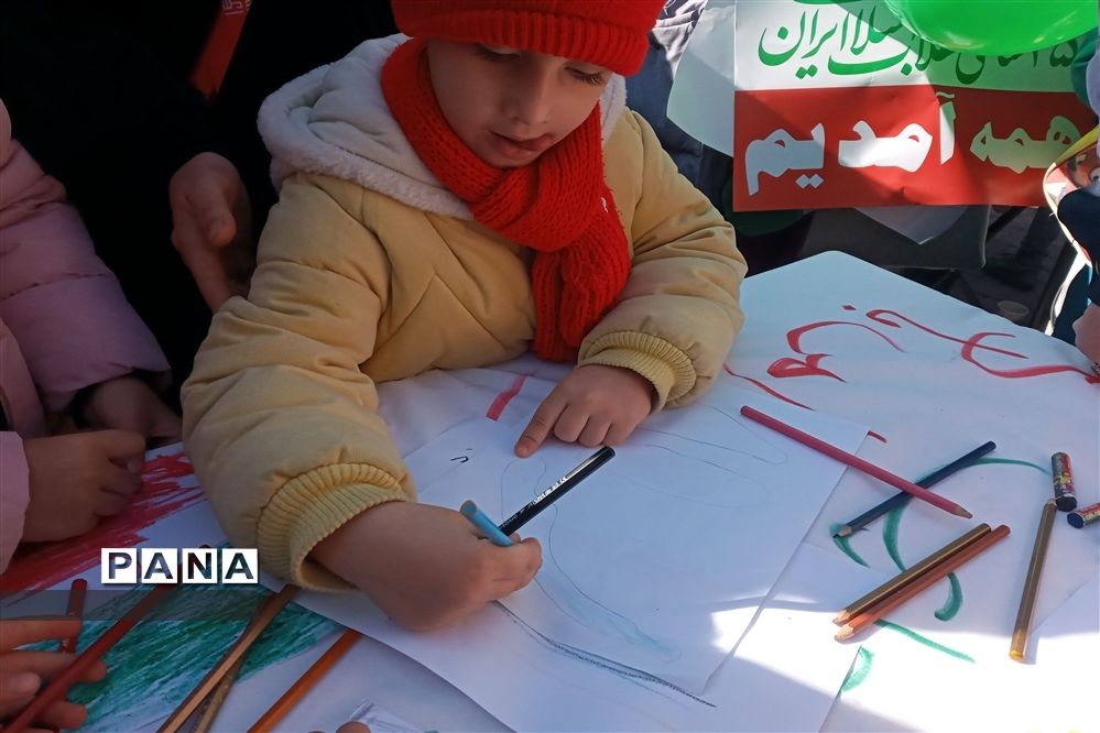 برپایی نمایشگاه فرهنگی سازمان دانش‌آموزی استان زنجان در مسیر راهپیمایی ۲۲بهمن