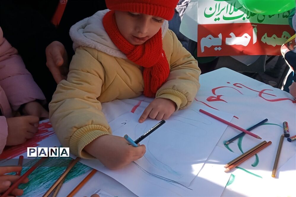 برپایی نمایشگاه فرهنگی سازمان دانش‌آموزی استان زنجان در مسیر راهپیمایی ۲۲بهمن