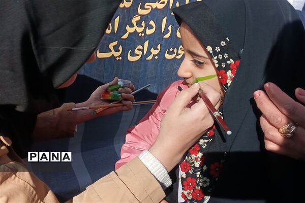 برپایی نمایشگاه فرهنگی سازمان دانش‌آموزی استان زنجان در مسیر راهپیمایی ۲۲بهمن