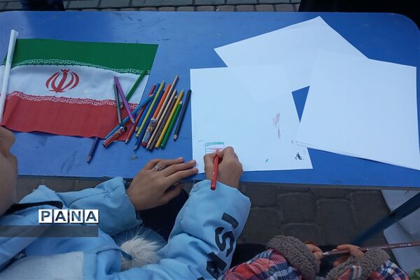 برپایی نمایشگاه فرهنگی سازمان دانش‌آموزی استان زنجان در مسیر راهپیمایی ۲۲بهمن
