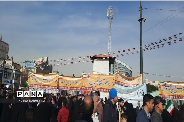 مراسم باشکوه ۲۲بهمن در جوار امام مهربانی‌ها