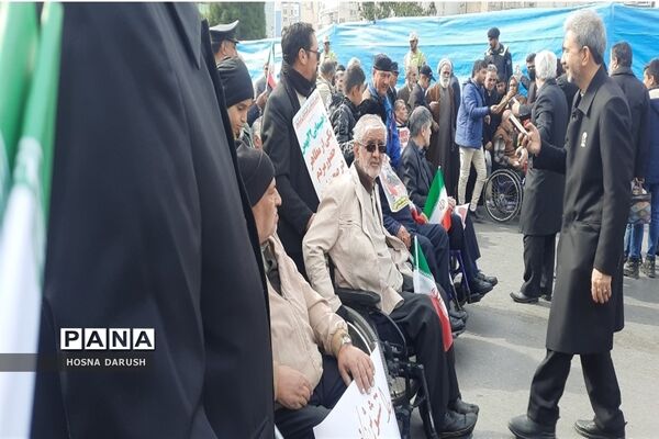 مراسم باشکوه ۲۲بهمن در جوار امام مهربانی‌ها
