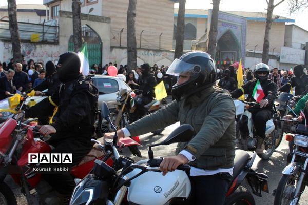 گام‌های استوار مردم آمل در چهل و پنجمین فجر انقلاب