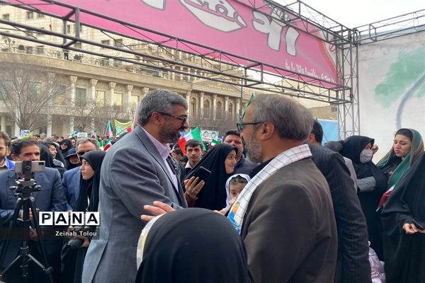 حضور پرشور مردم و مسئولان مشهدی در غرفه میدان ۱۴ صفر دو