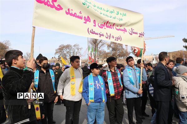 حضور اعضای سازمان دانش‌آموزی استان مرکزی در راهپیمایی ۲۲ بهمن