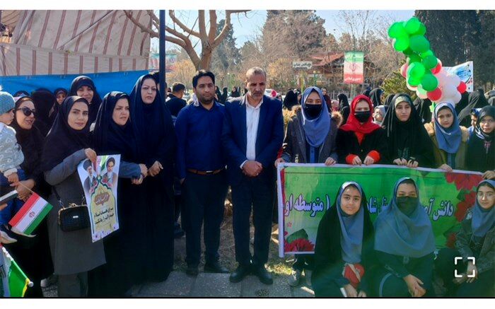 حضور پر‌شور دانش‌آموزان دبیرستان شاهد نرجس فولادشهر در راهپیمایی ۲۲ بهمن/ فیلم