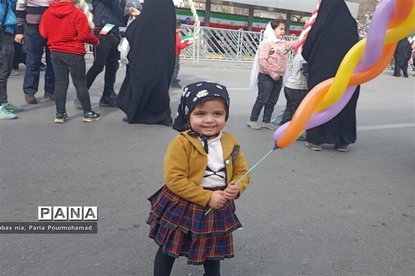 حضور پرشور کودکان و دانش‌آموزان درراهپیمایی ۲۲ بهمن