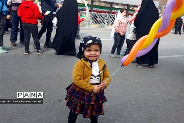 حضور پرشور کودکان و دانش‌آموزان درراهپیمایی ۲۲ بهمن