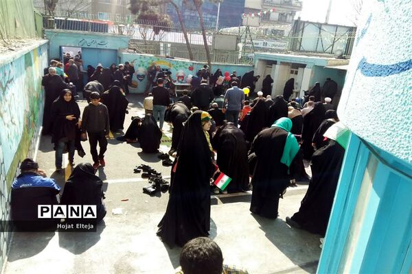 غرفه انقلاب در راهپیمایی 22 بهمن