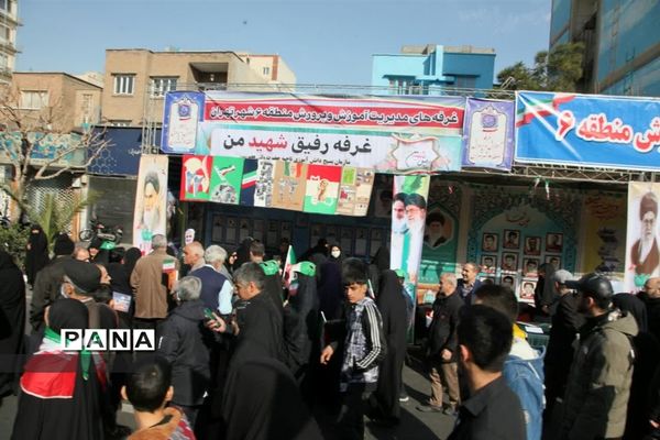 غرفه انقلاب در راهپیمایی 22 بهمن