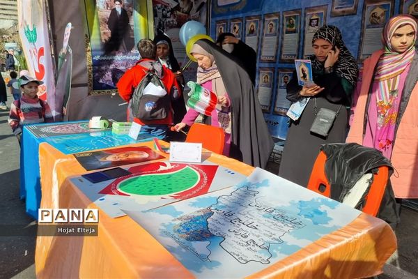 غرفه انقلاب در راهپیمایی 22 بهمن