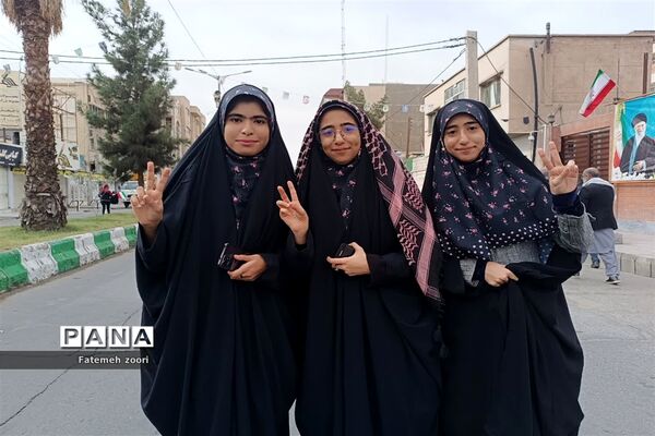 حضور دانش‌آموزان زاهدانی در راهپیمایی ۲۲ بهمن