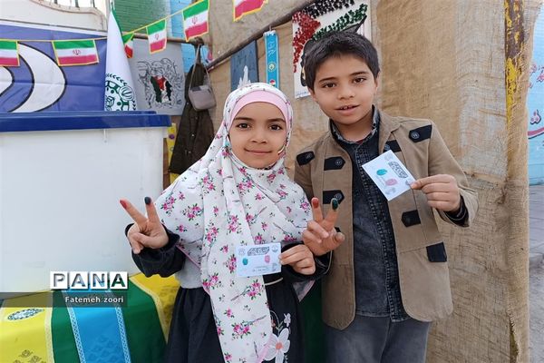 حضور دانش‌آموزان زاهدانی در راهپیمایی ۲۲ بهمن