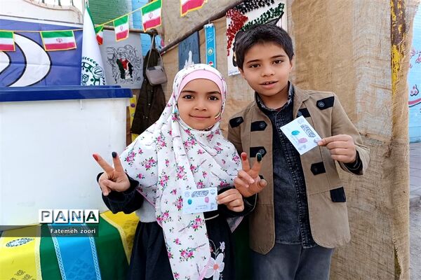حضور دانش‌آموزان زاهدانی در راهپیمایی ۲۲ بهمن