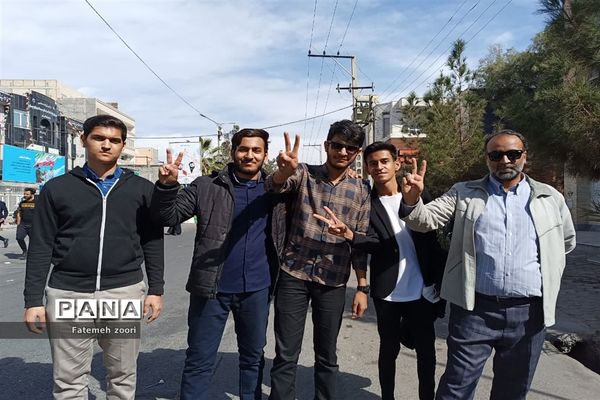 حضور دانش‌آموزان زاهدانی در راهپیمایی ۲۲ بهمن