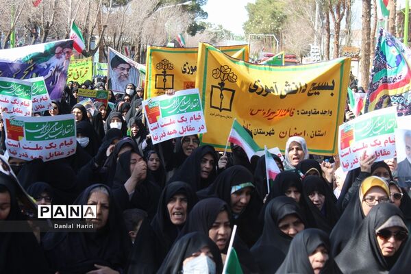 حضور مردم انقلابی نایین در راهپیمایی ۲۲ بهمن