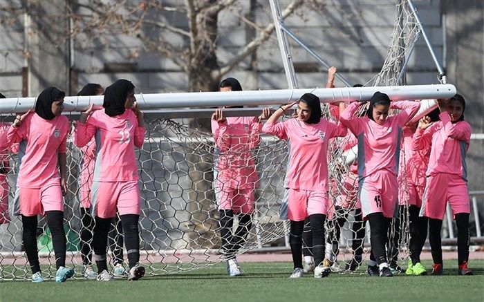 صف‌آرایی فوتبالیست‌های نوجوان ایران مقابله خوشه طلایی