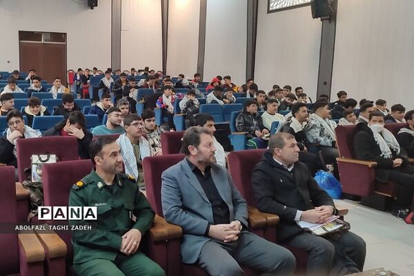 اعزام دانش‌آموزان پسر منطقه کهریزک به اردوی راهیان نور