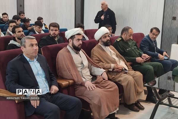 اعزام دانش‌آموزان پسر منطقه کهریزک به اردوی راهیان نور