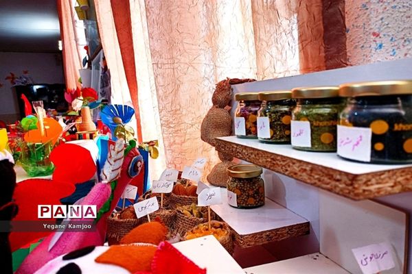 نمایشگاه هنرهای دستی دانش‌آموزان مدرسه فاطمیه