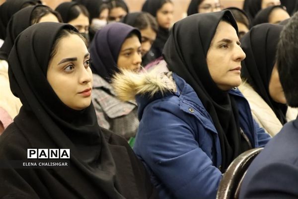 نشست فرماندار با رای اولی های ناحیه یک بهارستان