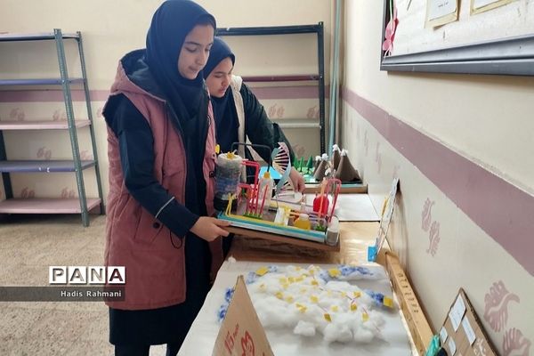 برگزاری نمایشگاه دست‌سازه دروس توسط دانش‌آموزان خلاق دبیرستان نور هدایت شهریار