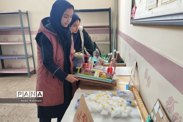برگزاری نمایشگاه دست‌سازه دروس توسط دانش‌آموزان خلاق دبیرستان نور هدایت شهریار