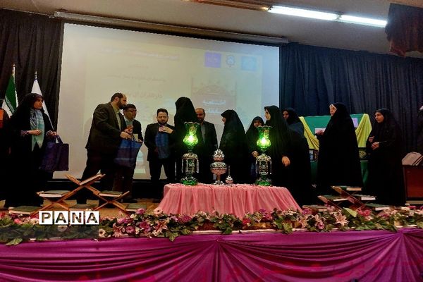 حضور دانش‌آموزان و فرهنگیان در آیین اختتامیه مسابقات قرآن منطقه ۱۸