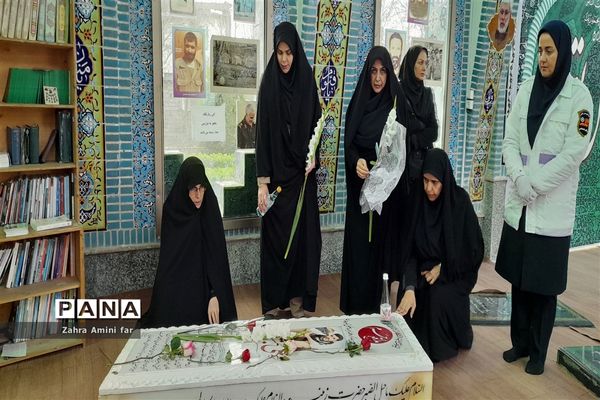 ادای احترام سرپرست دفتر امور زنان و خانواده استانداری مازندران به مقام شامخ شهدا شهرستان نور