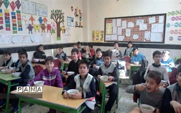 روز پاسدار با طعم آش رشته در مدارس قزوین / فیلم