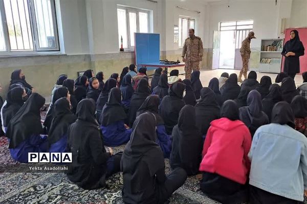 کلاس آموزش کار با اسلحه در مدرسه شهید نوری اعتماد رباط‌کریم