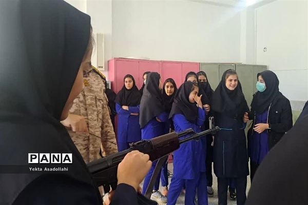 کلاس آموزش کار با اسلحه در مدرسه شهید نوری اعتماد رباط‌کریم