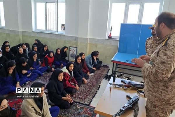 کلاس آموزش کار با اسلحه در مدرسه شهید نوری اعتماد رباط‌کریم