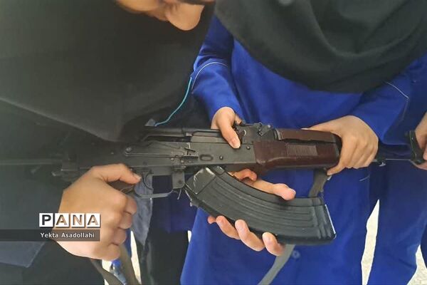 کلاس آموزش کار با اسلحه در مدرسه شهید نوری اعتماد رباط‌کریم
