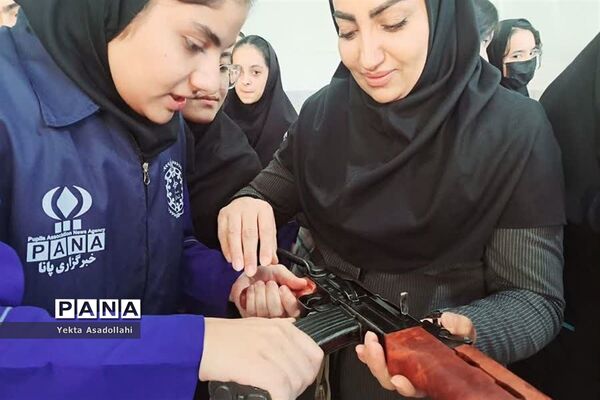 کلاس آموزش کار با اسلحه در مدرسه شهید نوری اعتماد رباط‌کریم
