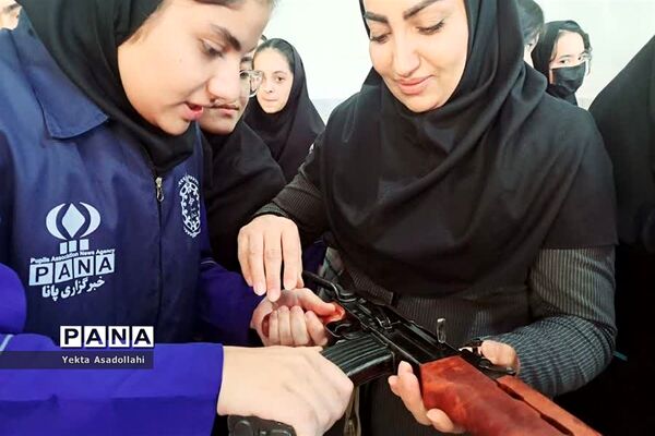 کلاس آموزش کار با اسلحه در مدرسه شهید نوری اعتماد رباط‌کریم