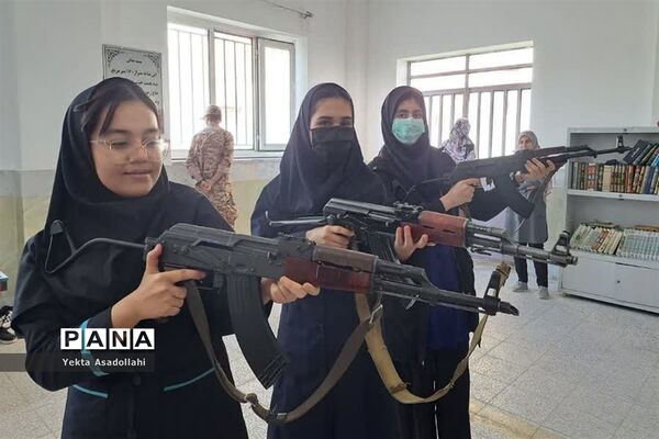 کلاس آموزش کار با اسلحه در مدرسه شهید نوری اعتماد رباط‌کریم
