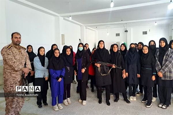 کلاس آموزش کار با اسلحه در مدرسه شهید نوری اعتماد رباط‌کریم
