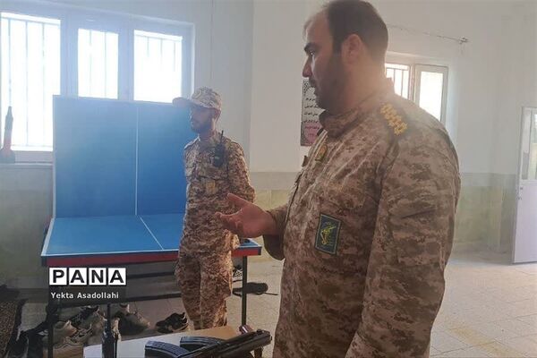 کلاس آموزش کار با اسلحه در مدرسه شهید نوری اعتماد رباط‌کریم
