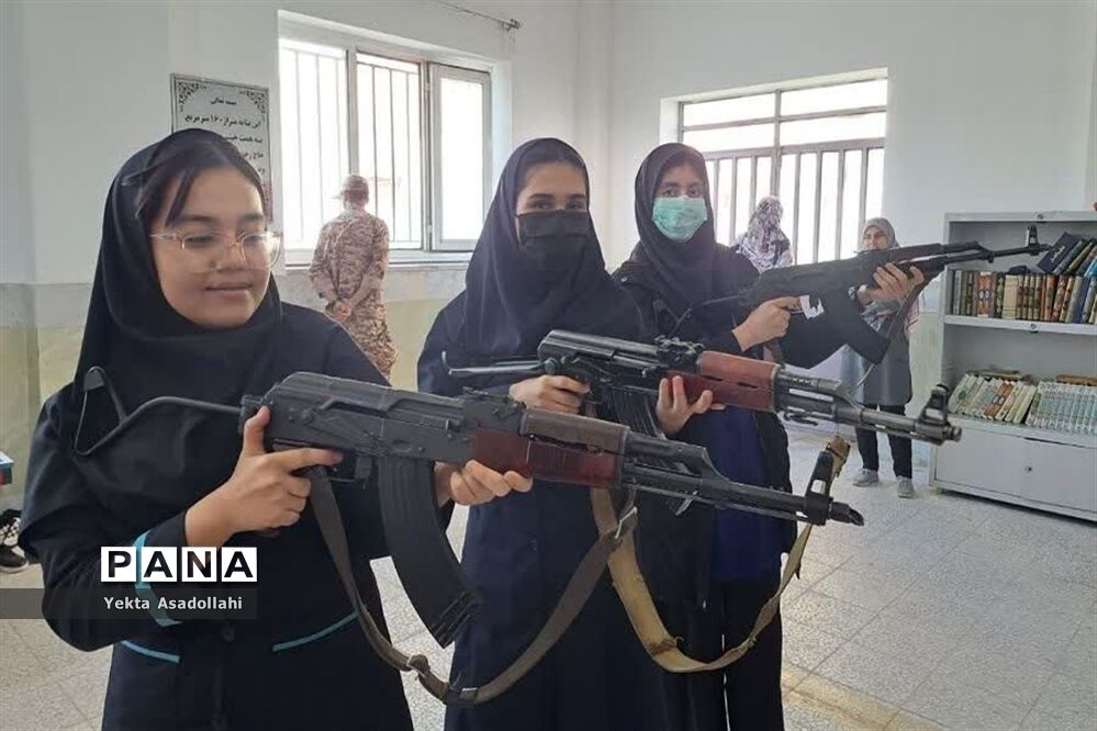 کلاس آموزش کار با اسلحه در مدرسه شهید نوری اعتماد رباط‌کریم
