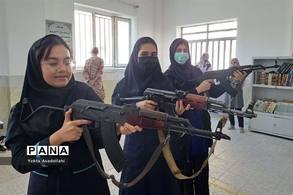 کلاس آموزش کار با اسلحه در مدرسه شهید نوری اعتماد رباط‌کریم