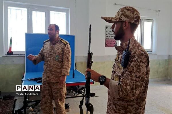 کلاس آموزش کار با اسلحه در مدرسه شهید نوری اعتماد رباط‌کریم