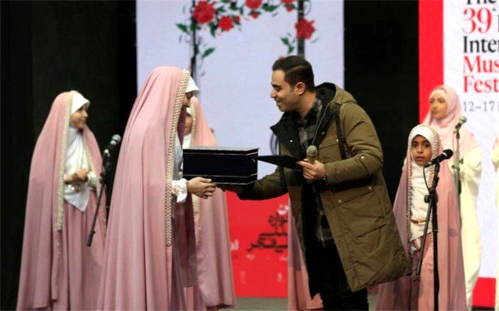 دانش‌آموزان محور سرود فجر