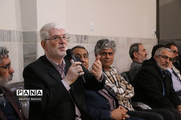 آیین تقدیر از پدران جانباز دانش‌آموزان دبیرستان شاهد نجمیه قم
