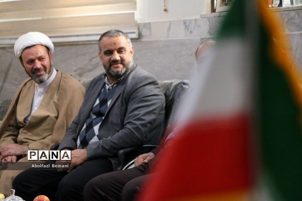 آیین تقدیر از پدران جانباز دانش‌آموزان دبیرستان شاهد نجمیه قم